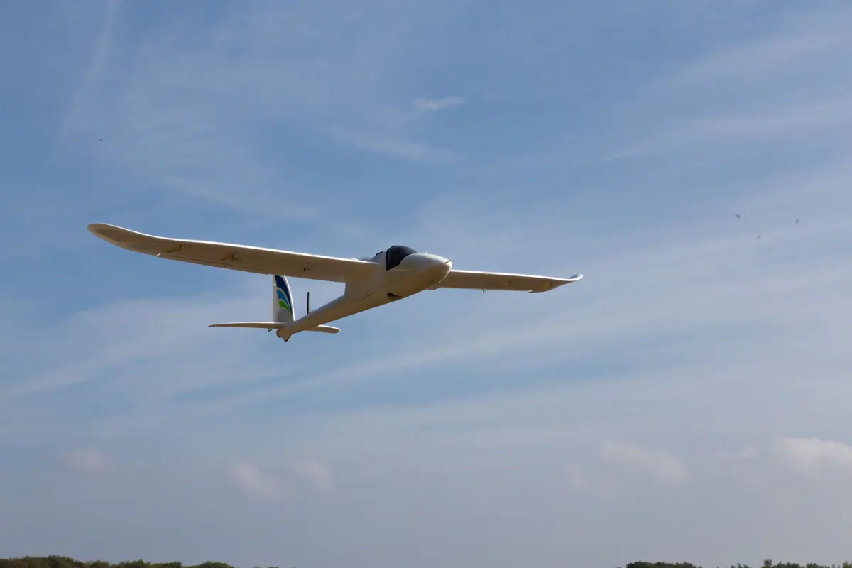 Unbemanntes Flugzeug \[UAV\] im Landeanflug.