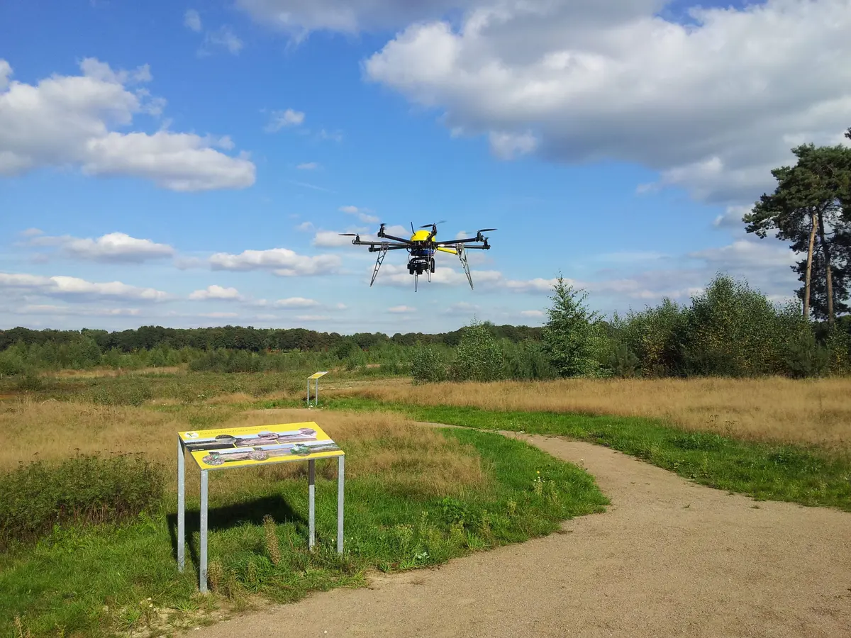 Oktokopter in der Startphase am Schwarzen Moor im Landkreis Oldenburg.